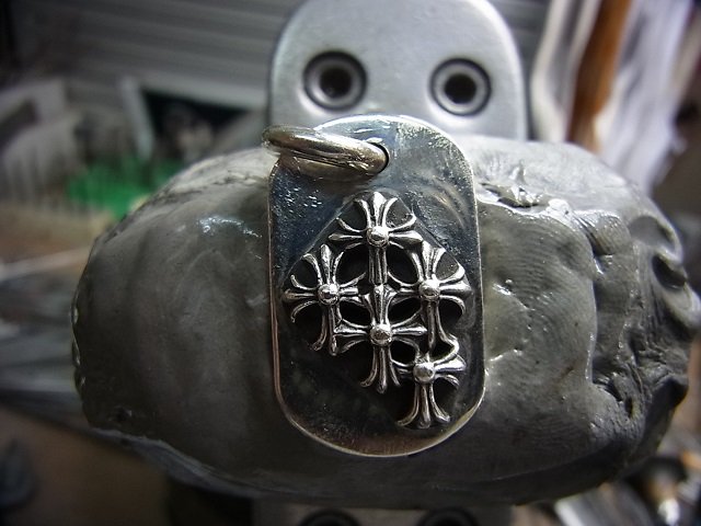 クロムハーツ レイズドセメタリークロス ドッグタグ スモールにマルチ