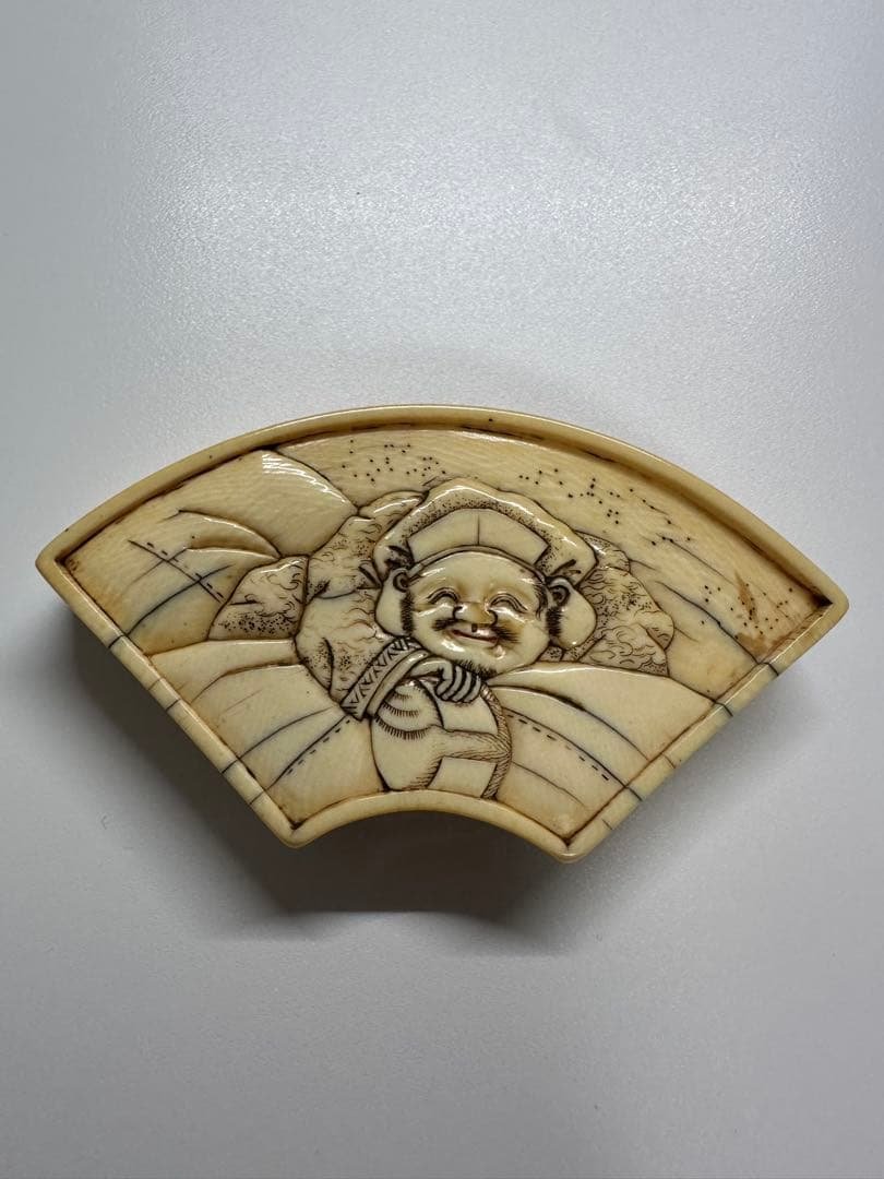 根付(netsuke) 扇形の七福神の絵柄の根付　江戸時代 根付(netsuke) 扇形の七福神の絵柄の根付 江戸時代 根付(netsuke) 扇形